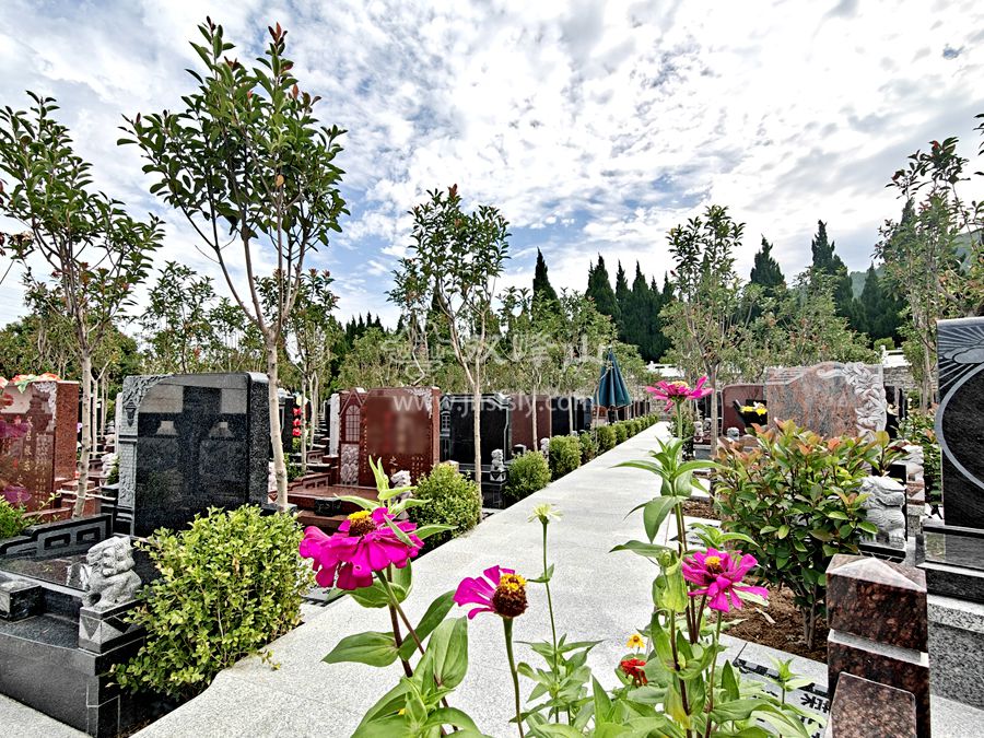 荣华区”双峰山陵园新开墓区位置及特色